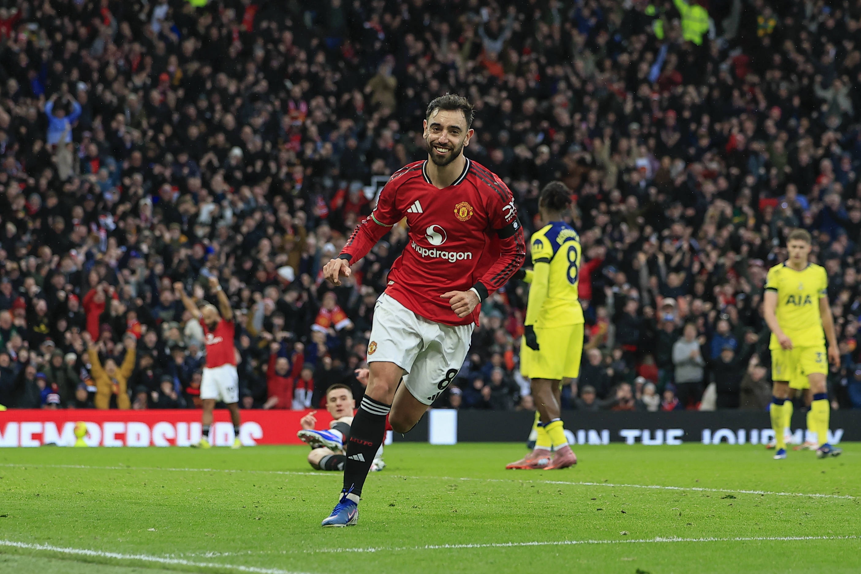 世界杯直播软件-评论员：B费总能锁定他的队友，并选择最合适的方式将球传给他们